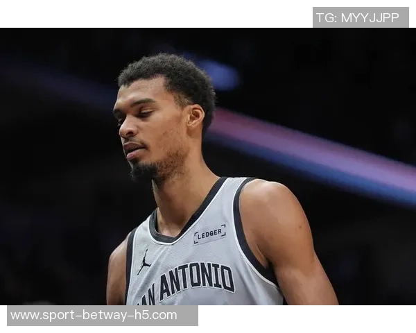 戈贝尔因垫脚文班遭罚一级恶意与技犯马刺获四罚球及球权优势 戈贝尔因垫脚文班遭罚一级恶意与技犯马刺获四罚球及球权优势